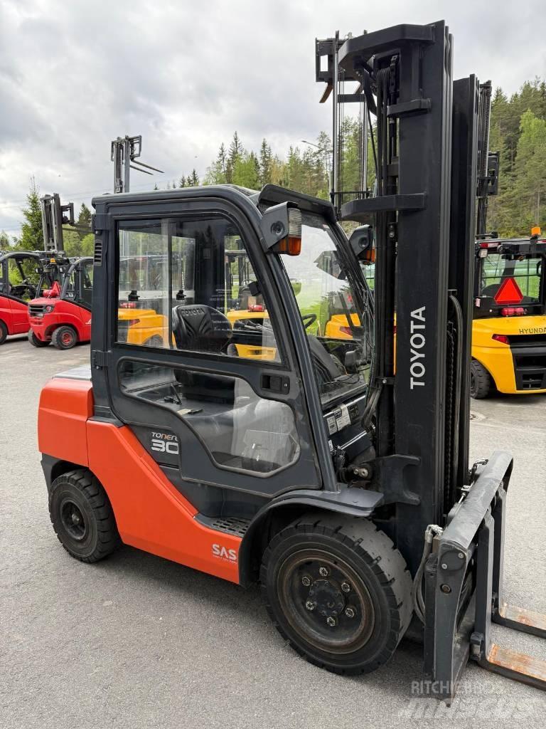 Toyota 02-8 FDF 30 柴油卡車