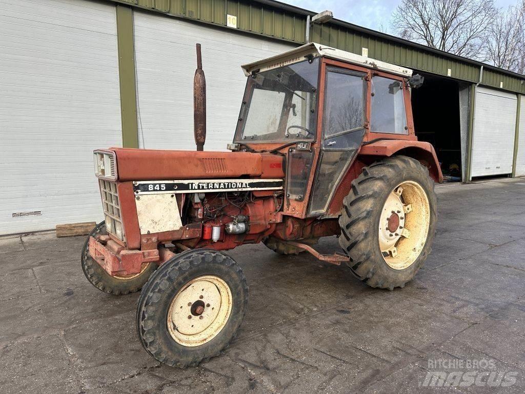 International 845 曳引機