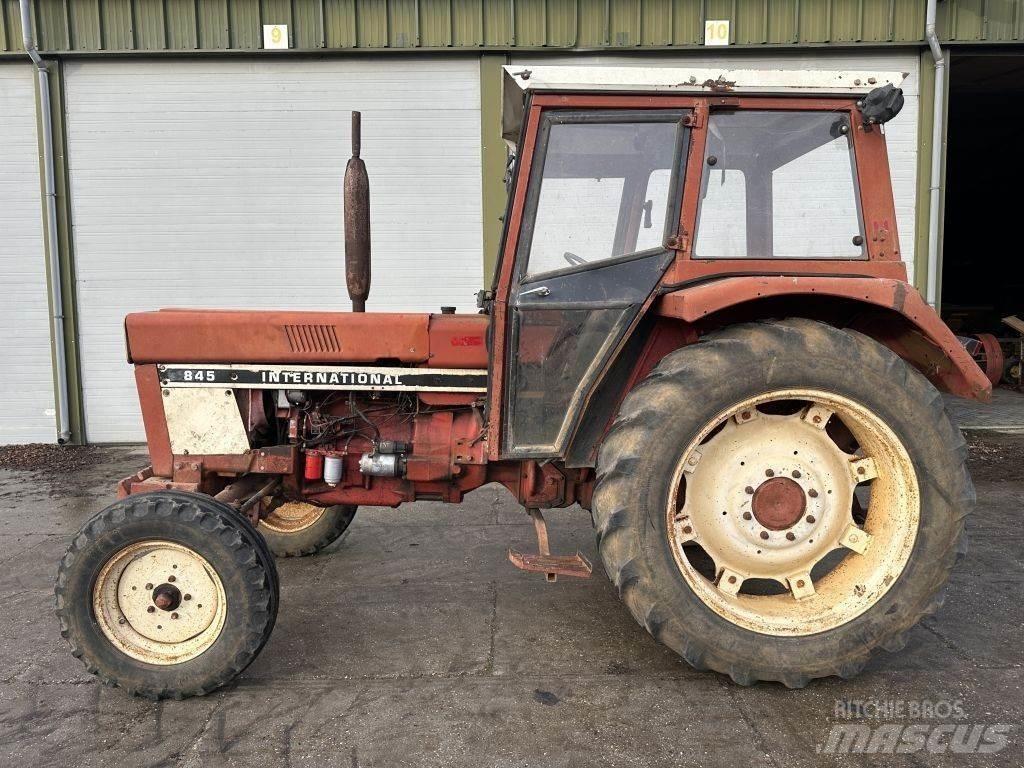 International 845 曳引機