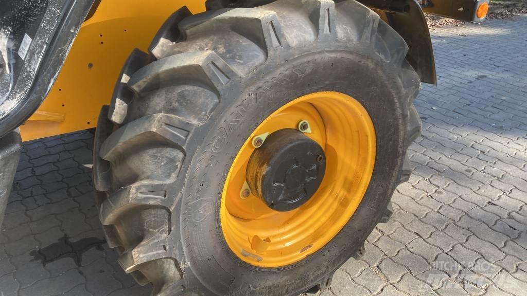 JCB 535 V 125 伸縮臂操作車