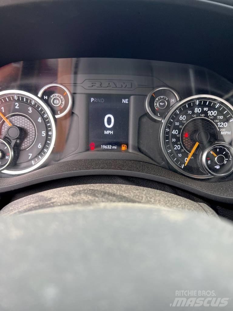 RAM 5500 平板式/側卸式卡車