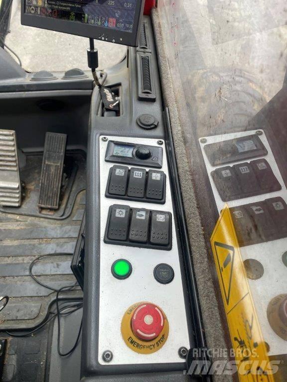 Komatsu 931 XC 收穫機