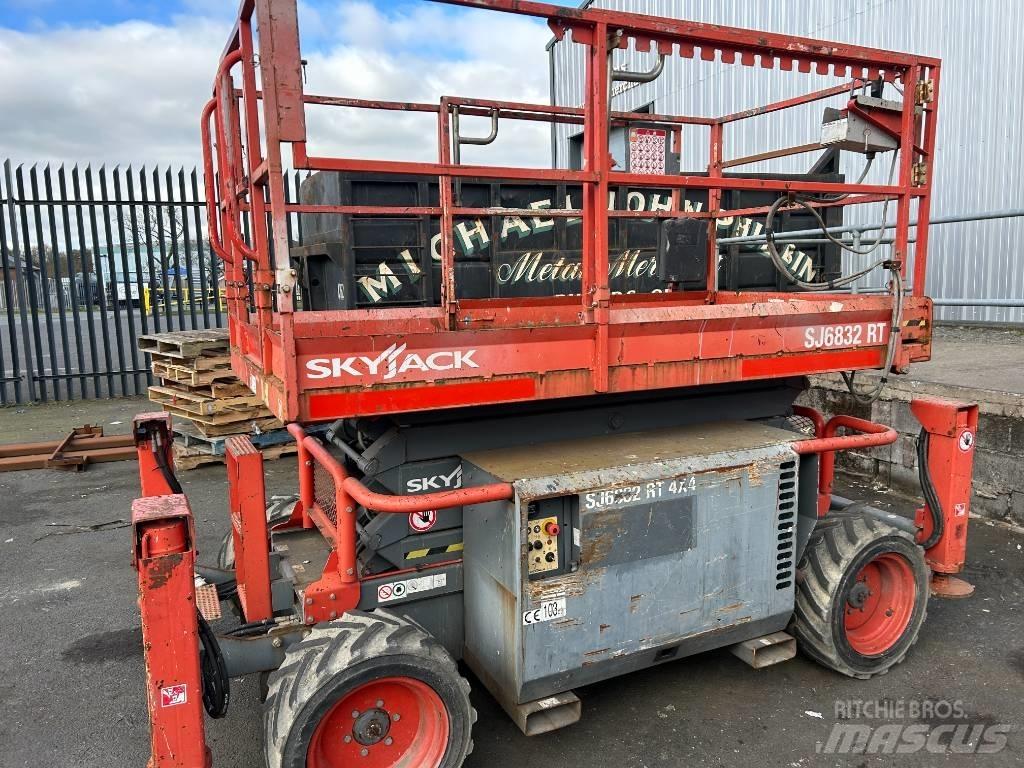 SkyJack SJ 6832 RT 剪式升降機