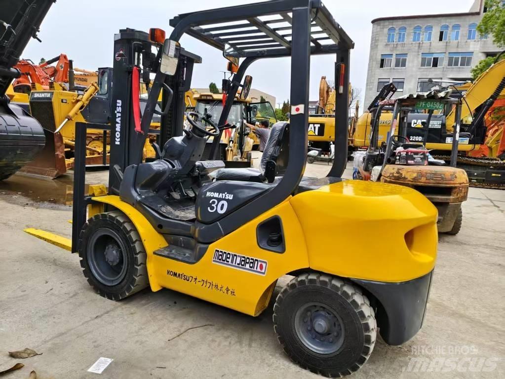 Komatsu FD 30 T-17 柴油卡車