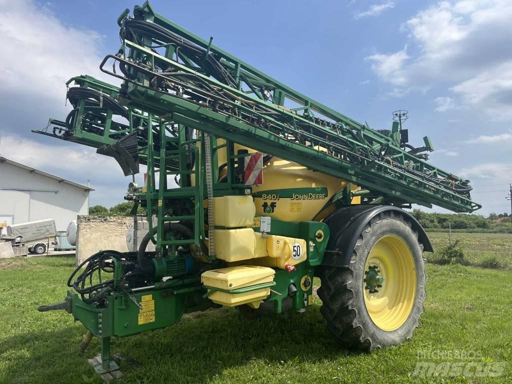 John Deere 840 i 牽引式噴霧機