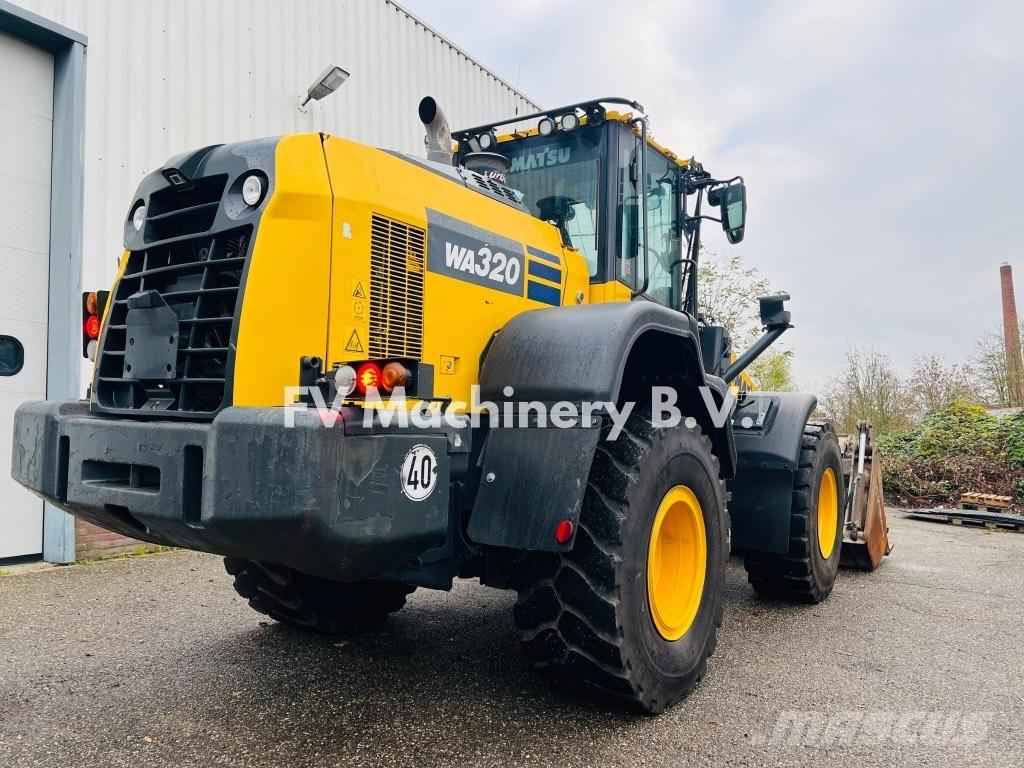 Komatsu WA320 輪胎式裝載機