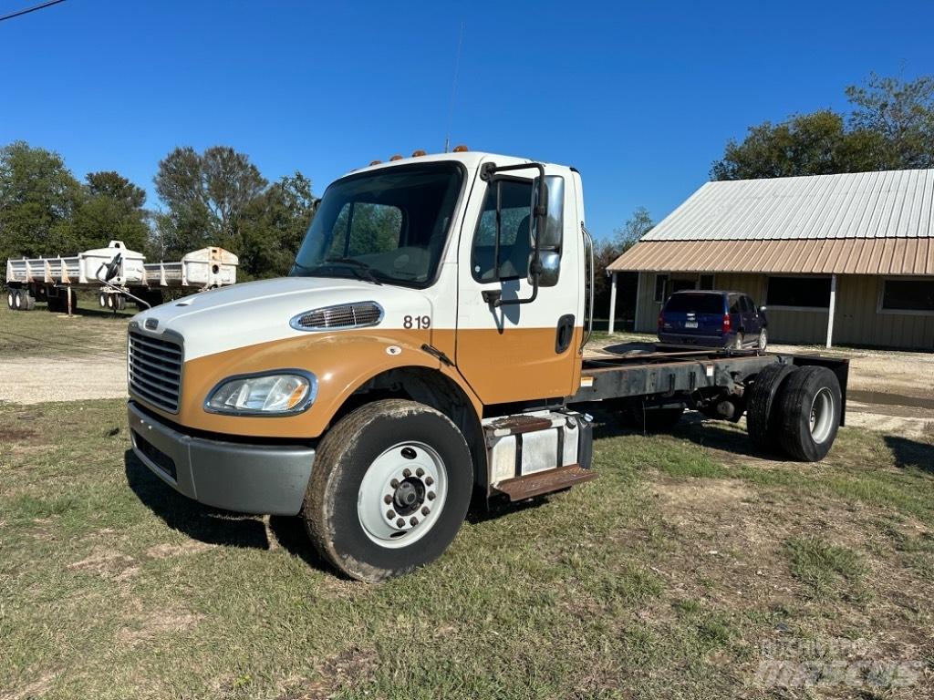Freightliner M 106 商用底盤車