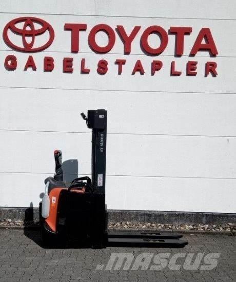 Toyota SPE140L 自走式堆積機