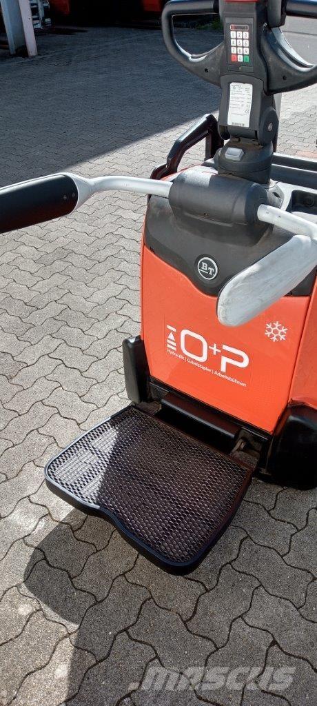 Toyota SPE140L 自走式堆積機