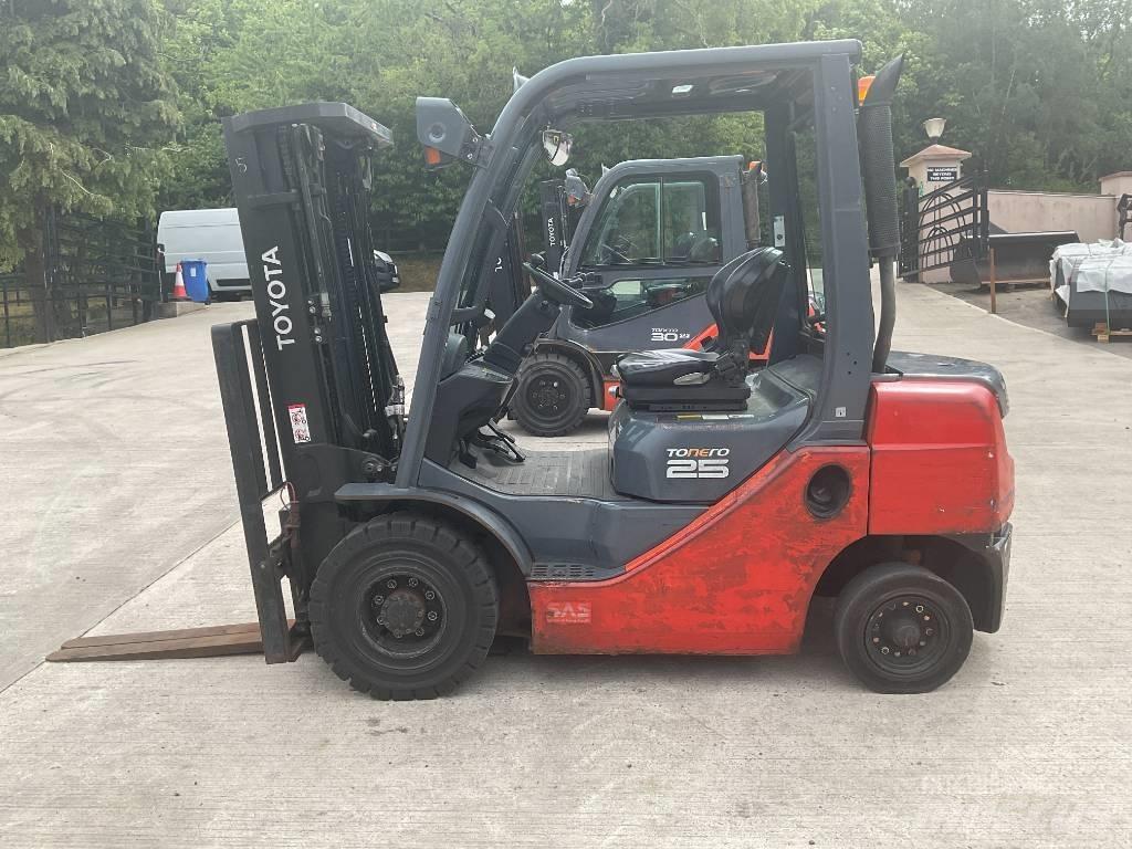 Toyota 02-8 FDF 25 柴油卡車