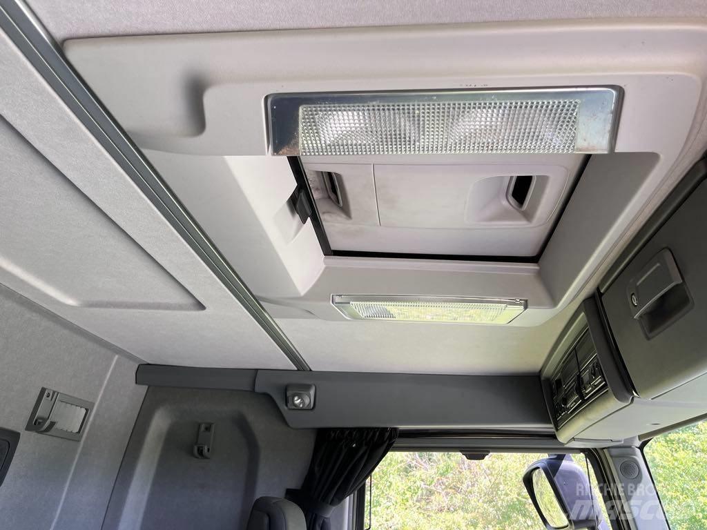Renault Kerax 6x4 裝載起重機