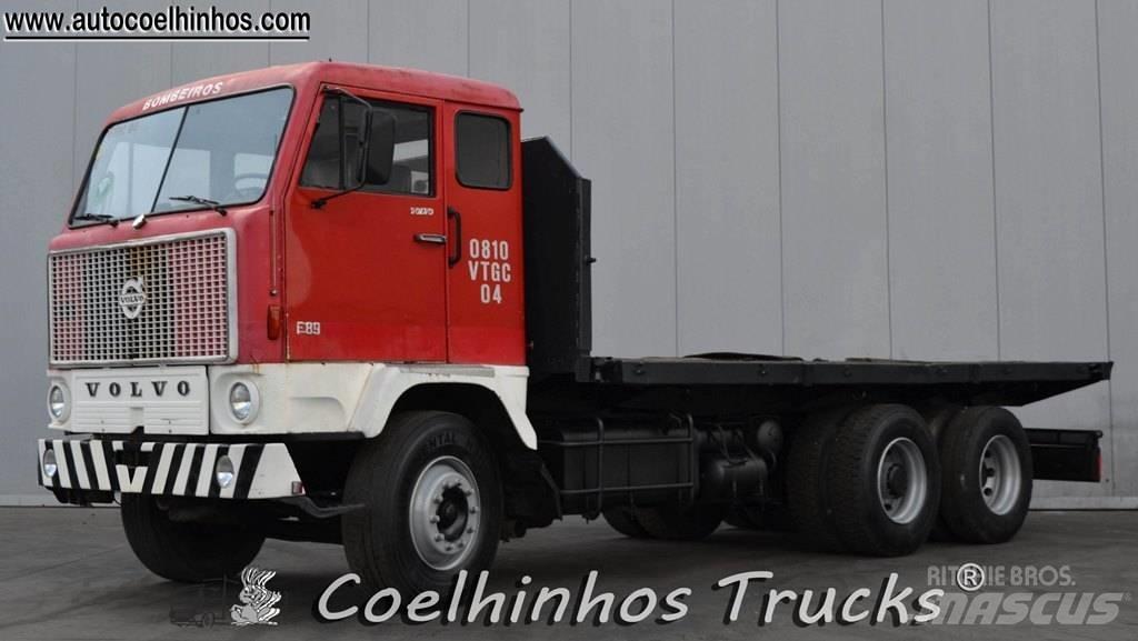 Volvo F89-42 (6x2) 平板式/側卸式卡車