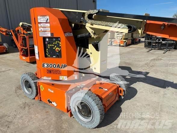 JLG E300AJP 曲臂高空作業車