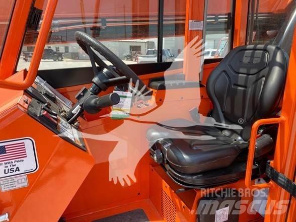SkyTrak 10054 伸縮臂操作車