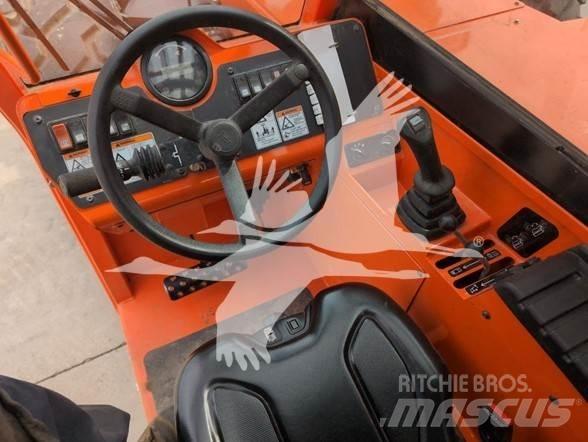 SkyTrak 10054 伸縮臂操作車