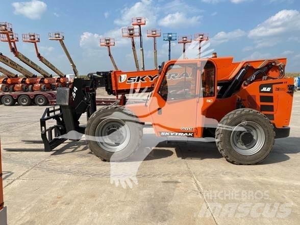 SkyTrak 10054 伸縮臂操作車