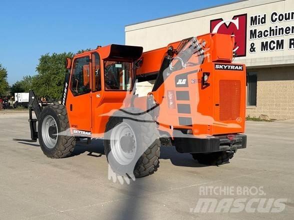 SkyTrak 10054 伸縮臂操作車