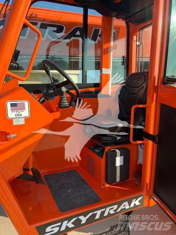 SkyTrak 10054 伸縮臂操作車