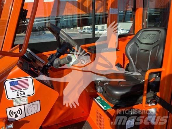 SkyTrak 10054 伸縮臂操作車