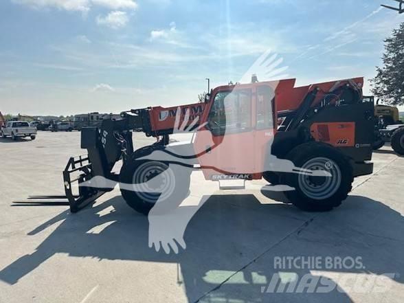 SkyTrak 10054 伸縮臂操作車