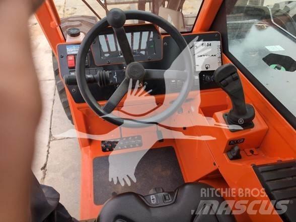 SkyTrak 6034 伸縮臂操作車
