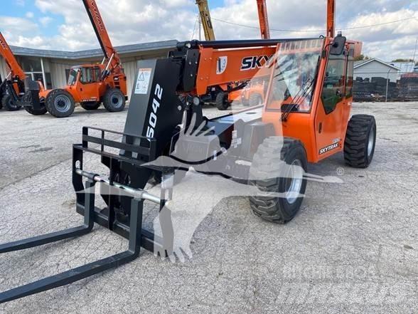 SkyTrak 6042 伸縮臂操作車