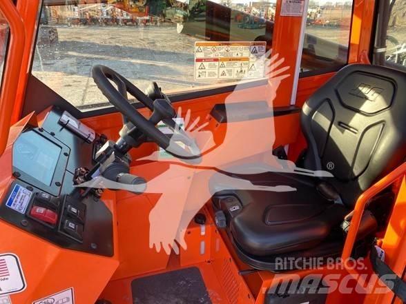 SkyTrak 6042 伸縮臂操作車