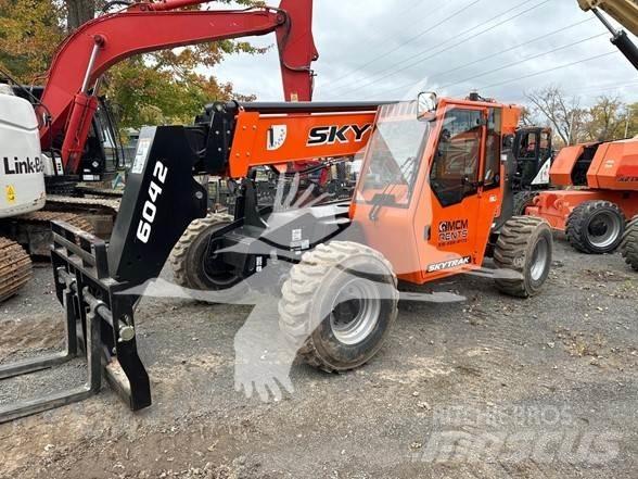SkyTrak 6042 伸縮臂操作車