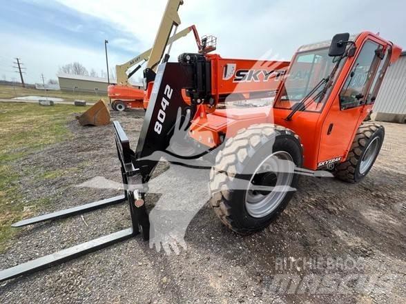 SkyTrak 8042 伸縮臂操作車