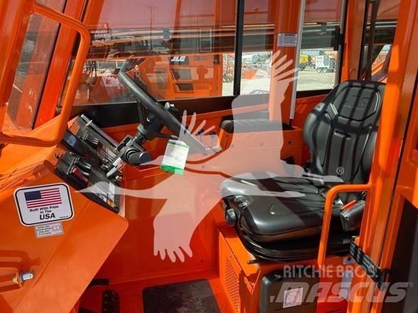 SkyTrak 8042 伸縮臂操作車