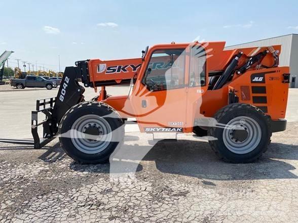 SkyTrak 8042 伸縮臂操作車