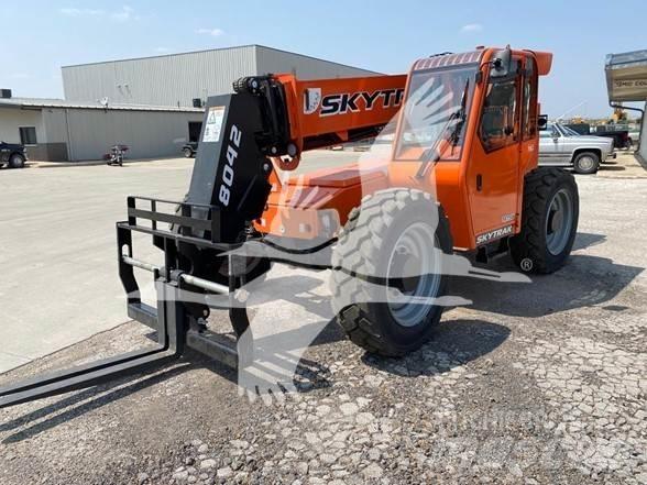 SkyTrak 8042 伸縮臂操作車