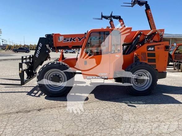 SkyTrak 8042 伸縮臂操作車