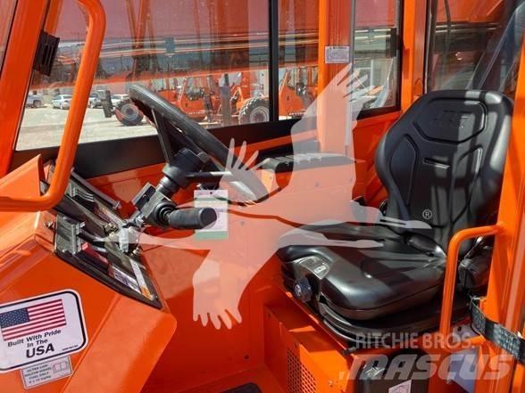 SkyTrak 8042 伸縮臂操作車