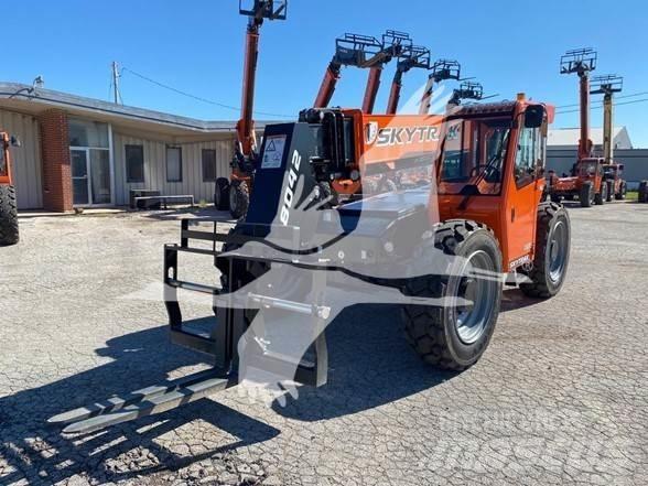 SkyTrak 8042 伸縮臂操作車