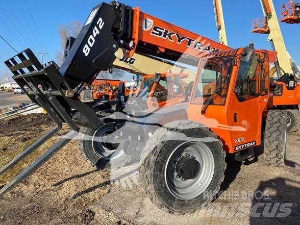 SkyTrak 8042 伸縮臂操作車