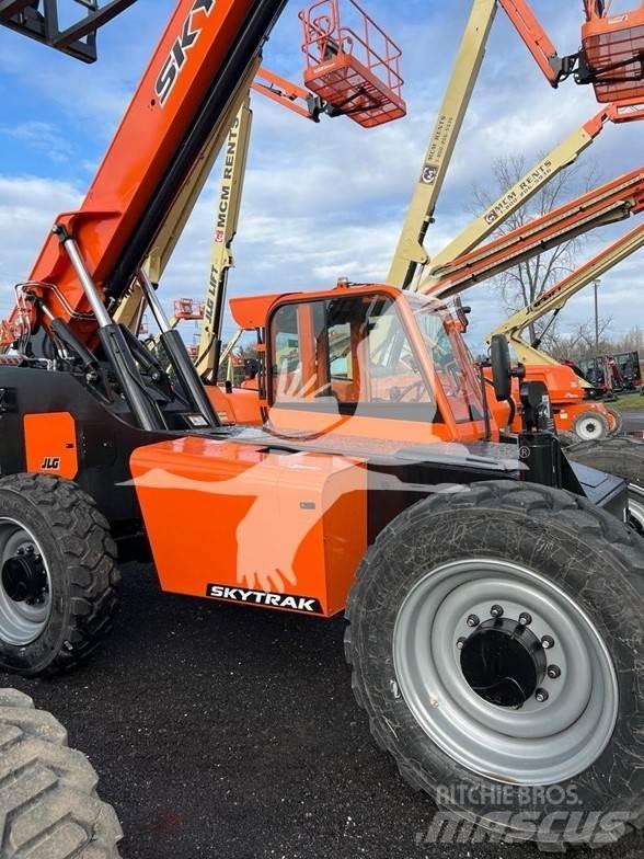 SkyTrak 8042 伸縮臂操作車
