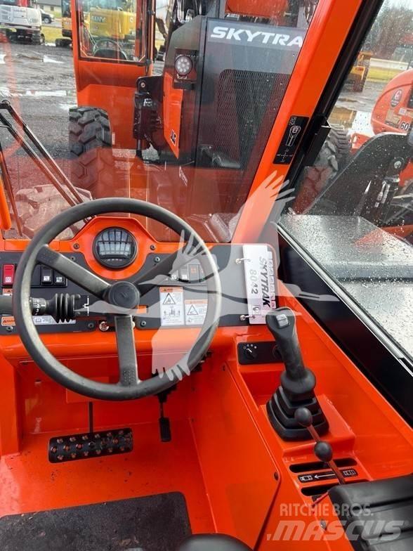 SkyTrak 8042 伸縮臂操作車