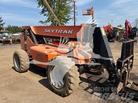 SkyTrak 8042 伸縮臂操作車