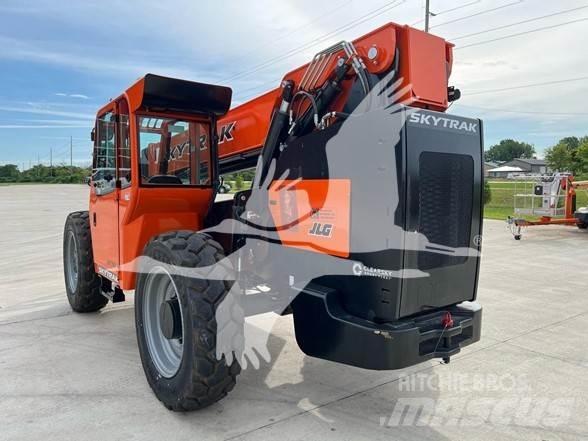 SkyTrak 8042 伸縮臂操作車