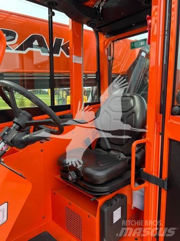 SkyTrak 8042 伸縮臂操作車