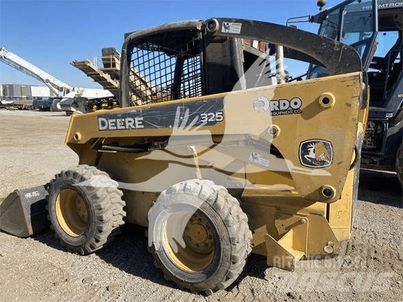 John Deere 325 滑移轉向裝載機