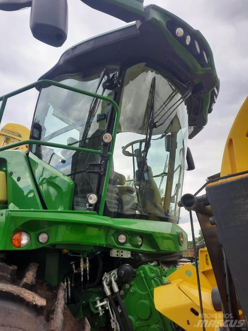 John Deere 8200 i 自走式飼料採集機