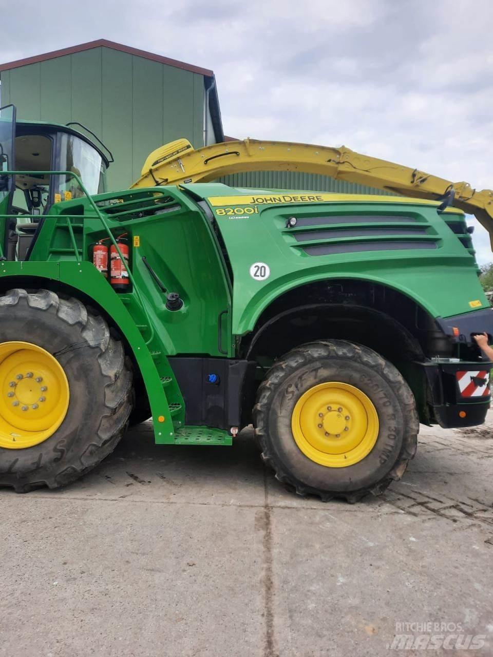 John Deere 8200 i 自走式飼料採集機