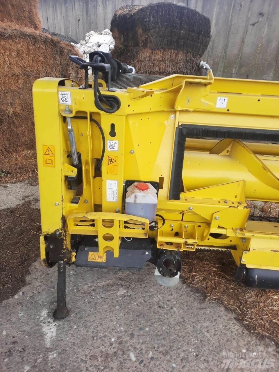 John Deere 8200 i 自走式飼料採集機