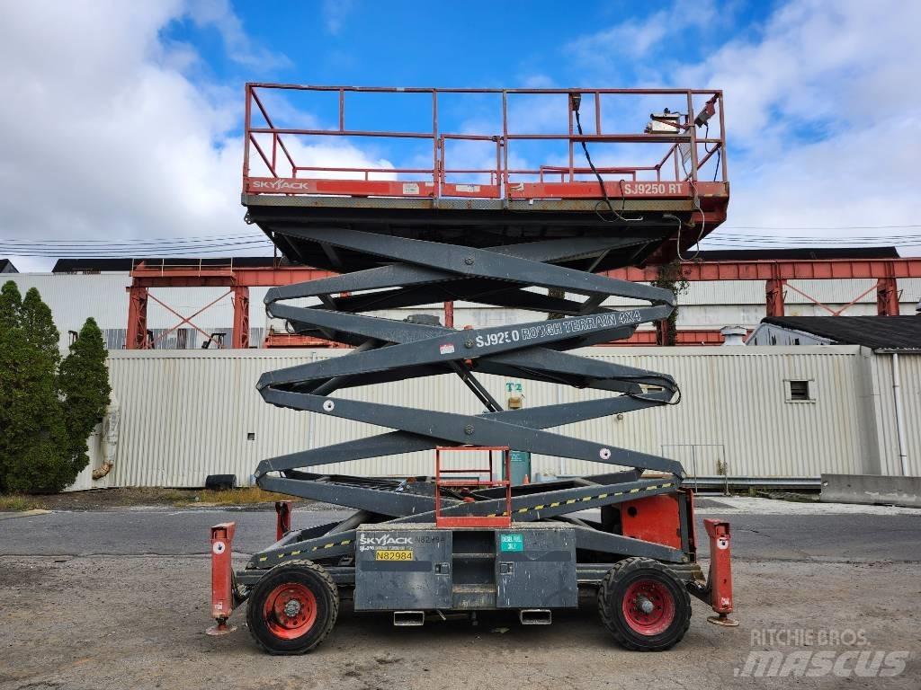 SkyJack SJ 9250 RT 剪式升降機