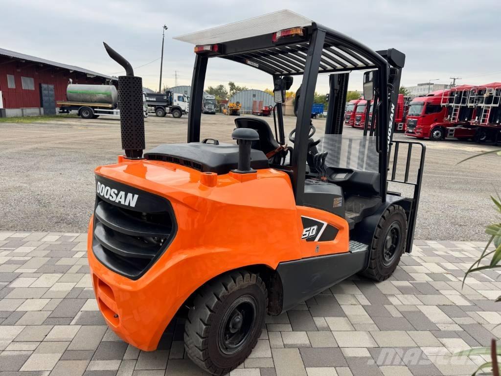 Doosan D 50,  130üó!!! 5t 柴油卡車