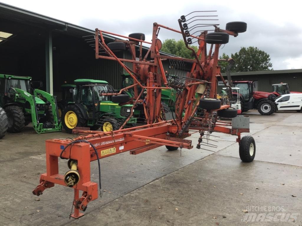Kuhn GA 7301 耙與翻草機