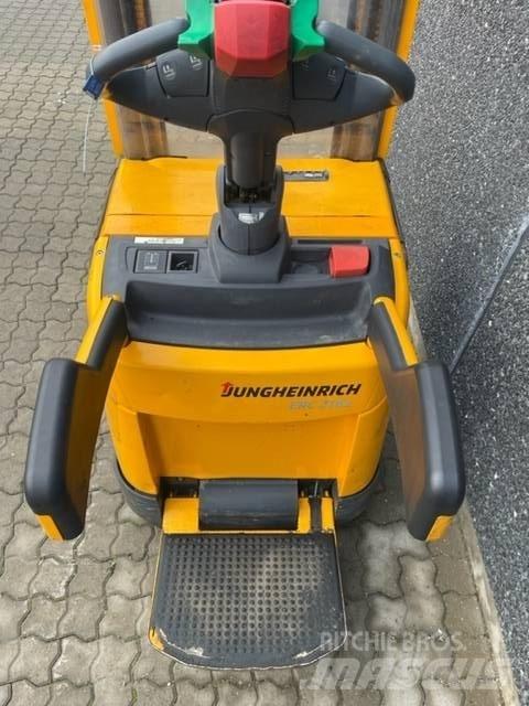Jungheinrich ERC 216 自走式堆積機