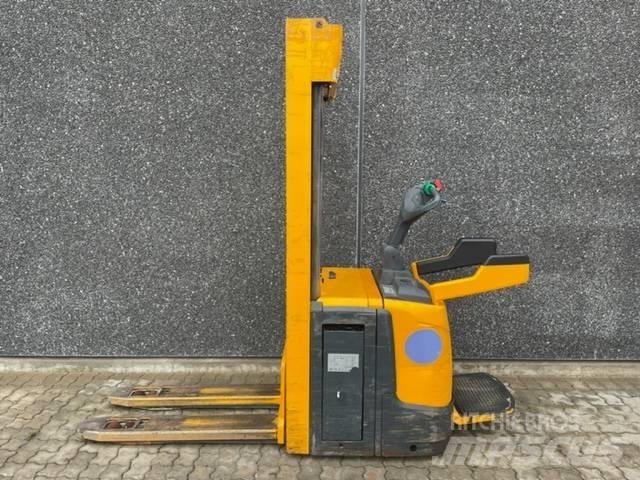 Jungheinrich ERC 216 自走式堆積機
